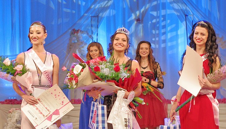Новата царица бе коронясана от кмета на Казанлък - Галина Стоянова