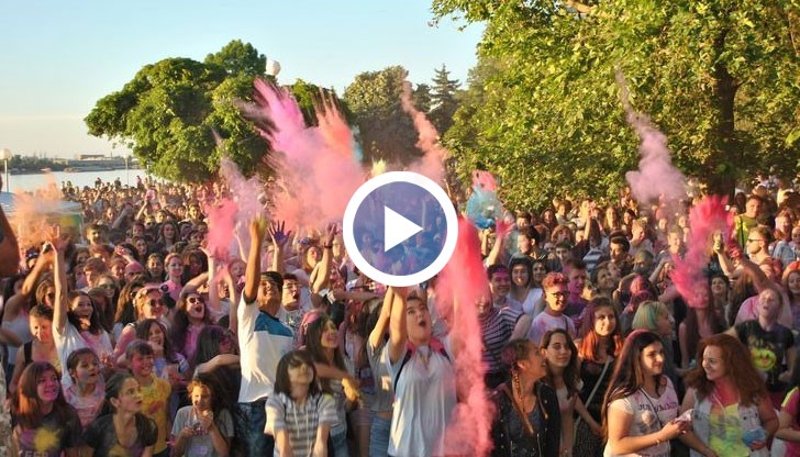 Всеки участник разпръсква прахчетата си във въздуха, образувайки феерия от цветове