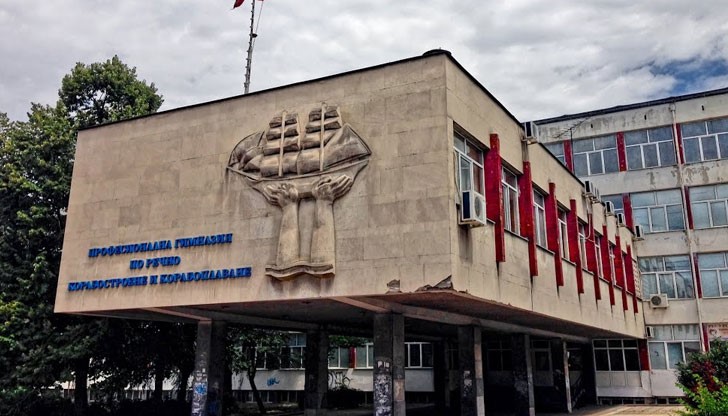 70 ученици от корабостроителната гимназия, облечени в синьо, ще се влеят символично в река Дунав 70 ученици от корабостроителната гимназия, облечени в синьо, ще се влеят символично в река Дунав