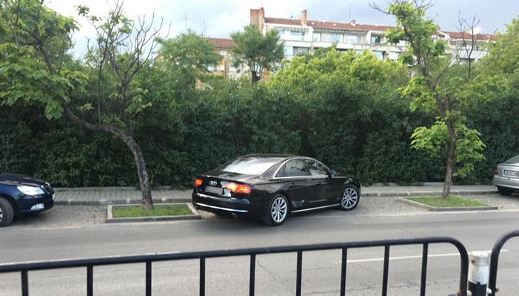 Шофьор се разгневи и удари нарочно кола, като й счупи предната броня