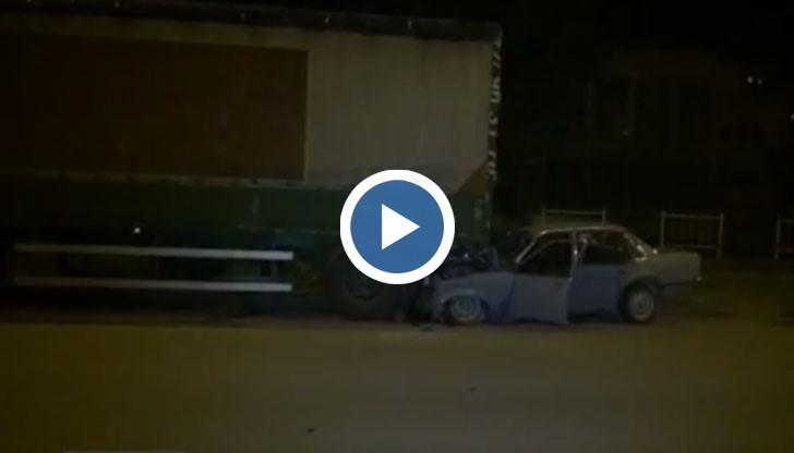 Шофьорът се забива в паркиран ТИР и почива на място