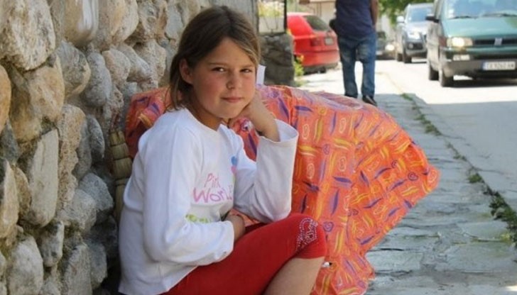Историята на 10-годишната Здравка, която се труди здраво и чисти градската тоалетна на Мелник
