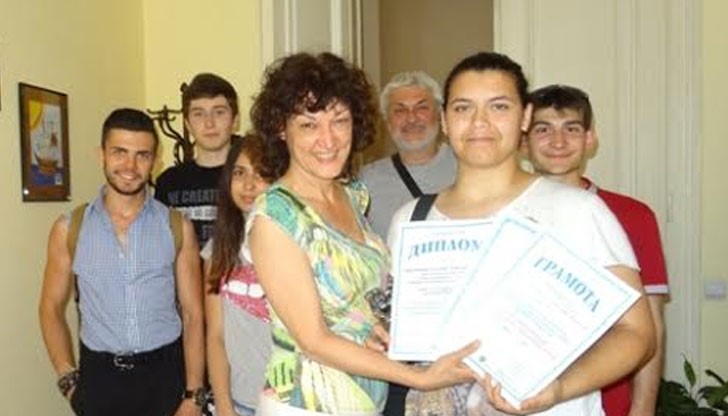 Талантливите момичета и момчета спечелиха сърцата на журито и заслужено бяха удостоени с Втора награда за „Най-добра театрална трупа“ във възрастовата категория над 13 години Талантливите момичета и момчета спечелиха сърцата на журито и заслужено бяха удостоени с Втора награда за „Най-добра театрална трупа“ във възрастовата категория над 13 години