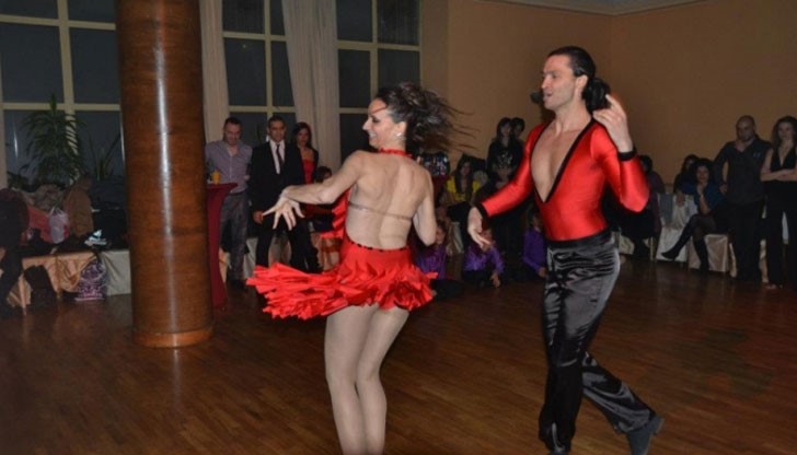 Събитието е насочено към деца на възраст 6-13 г. и техните родители, които ще имат възможност да участват в основен урок по салса и акробатика