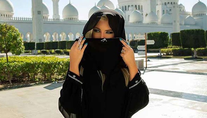 Андреа също следва новата тендеция в модата и се омота с черно фередже в Дубай