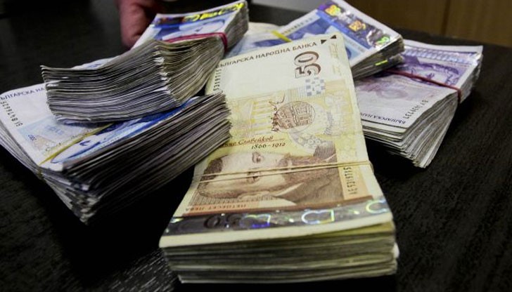 Държавни служители са получавали по 7 158 лв. месечна заплата