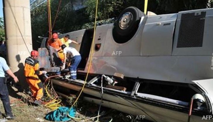 29 души са ранени в катастрофата, при която автобус се е обърнал в канавката
