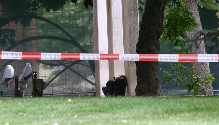 Пред сградата има изоставена черна чанта