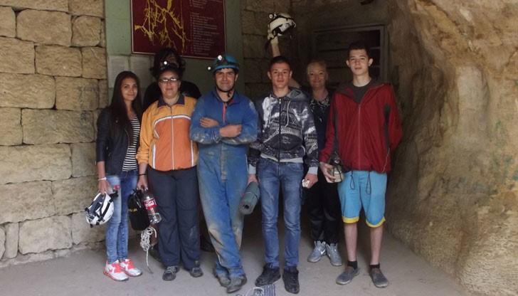 Ученици от Екоклуба при ПГСАГ "П. Пенев" - Русе се включиха в Националната инициатива "Да изчистим България заедно"