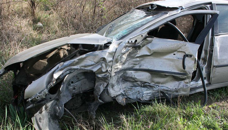 19-годиният шофьор се преобръща в крайпътна нива, след което се блъска в дърво / Снимката е илюстративна 19-годиният шофьор се преобръща в крайпътна нива, след което се блъска в дърво / Снимката е илюстративна