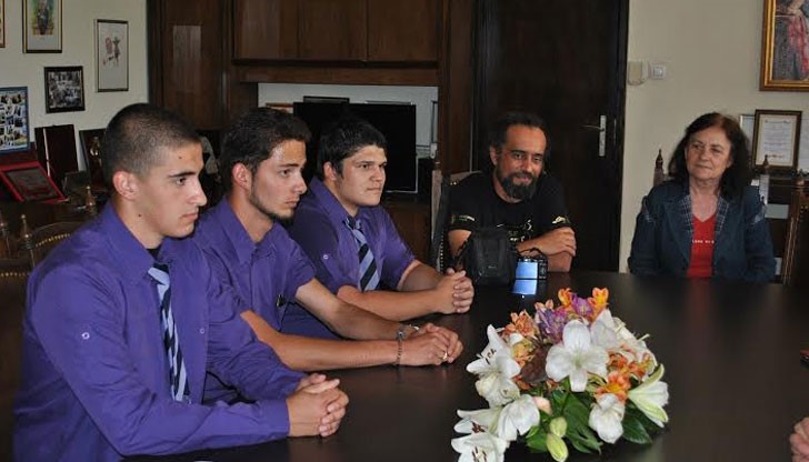 Преслав Пенев, Цветелин Цонев и Кристиан Константинов изработиха своите скулптури от пясък под ръководството на техния учител Даниел Кънчев