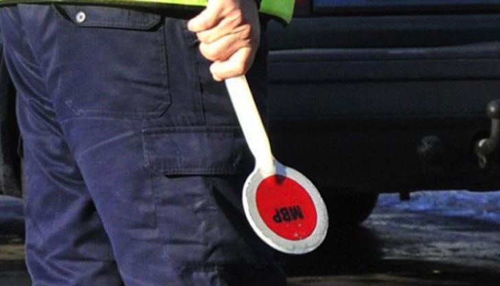 Камерите в патрулката заснели как си подрямва по време на работа полицай от Шумен Камерите в патрулката заснели как си подрямва по време на работа полицай от Шумен