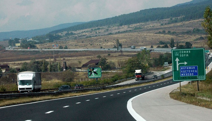 Кола се преобърнала в дере в посока Пловдив