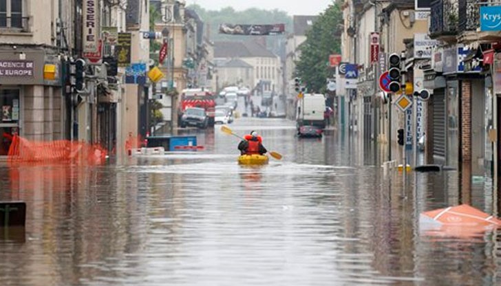 Букурещ обяви червен код и мобилизира около 10 000 военни