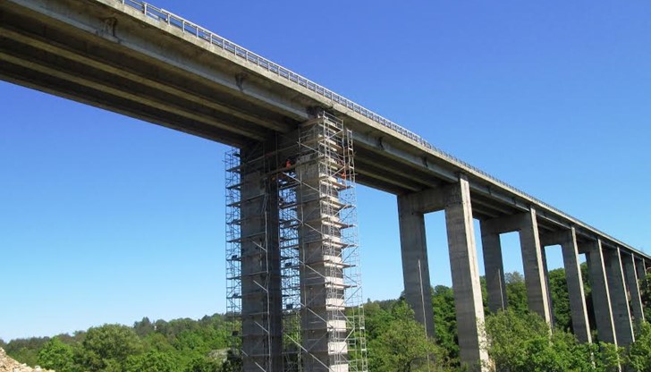 Съоръжението е с дължина 383 м и e висок близо 65 м.