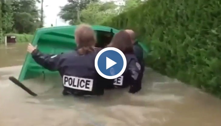 Трима полицаи с лодка демонстрираха спасяване на хора по време на наводнение, но не им се получи