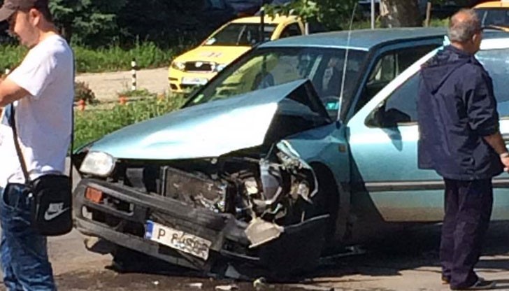 Катастрофа между два автомобила блокира движението на 3-та поликлиника