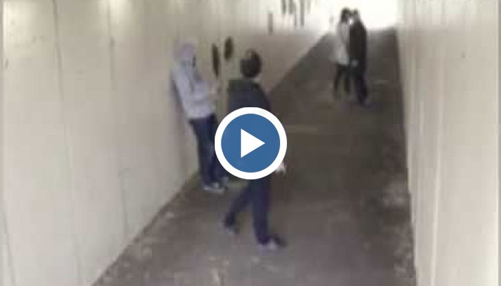 Неочаквано за двамата мъже, те са проснати на земята