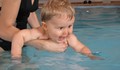 Плуването развива мозъка на бебетата