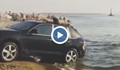 Руснаци ползват Porsche Cayenne за водна пързалка