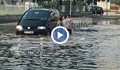 Ромчета ползват за басейн наводнена улица