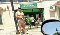 Общинар се разходи гол по улицата!
