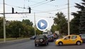 Светофарът на кръстовище между кварталите "Дружба" не работи