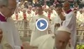 Папа Франциск се претрепа