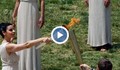 Мъж опита да открадне олимпийския огън. Полицаи го проснаха на земята!