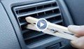 Сложете дървена щипка на решетката на климатика в колата и се радвайте на резултата