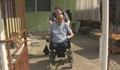 Инвалид не може да излезе от дома си, заради уличните дупки!