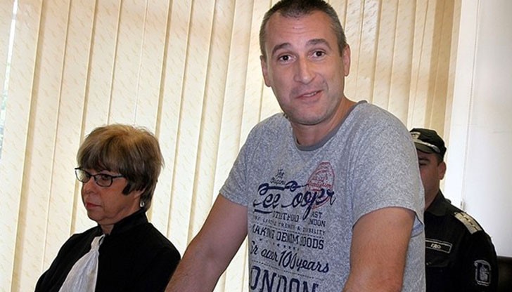 В съдебната зала полицай Караджов нарече родителите си "тези хора" В съдебната зала полицай Караджов нарече родителите си "тези хора"