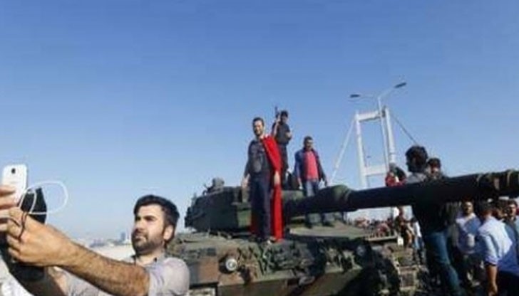 Поддръжниците на президента на Турция си правят селфита с пленена техника