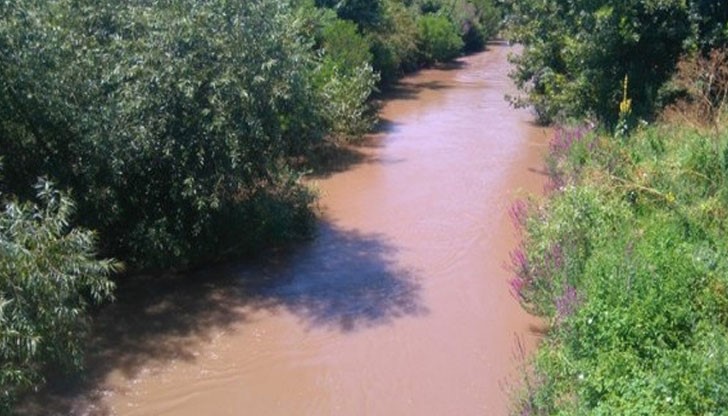 Срещу сградата на "Пилко" в квартал "Средна кула" са намерени въдиците на мъжа, но следа от него няма