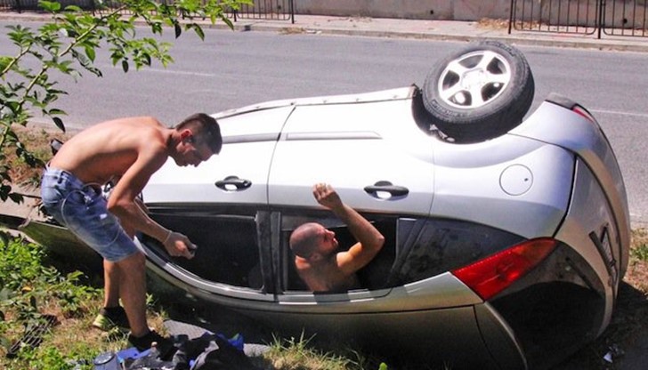 Причина за инцидента е висока скорост, което довело до челния удар в стълб