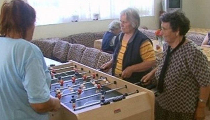 Възрастните дами от пазарджишкото село Цар Асен се запалиха по футбола