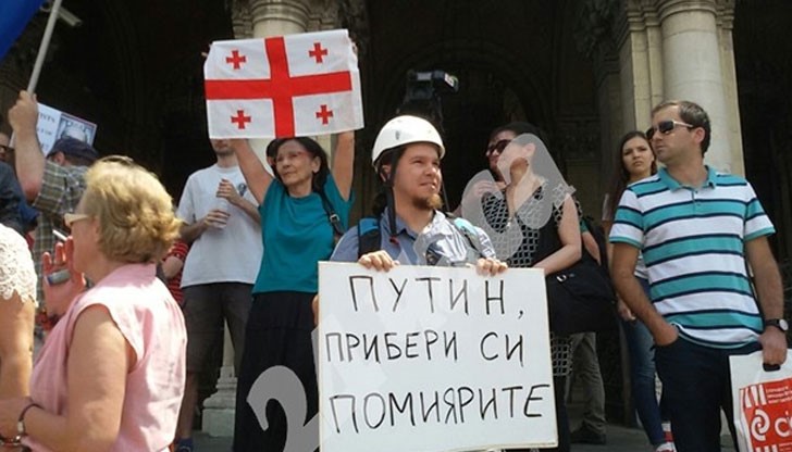 Привърженици и противници на рокерите на Путин се събраха пред храм „Св. Александър Невски“
