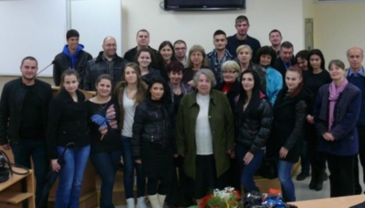 Студенти от специалност Български език и история усилено работят в научноизследователска лаборатория