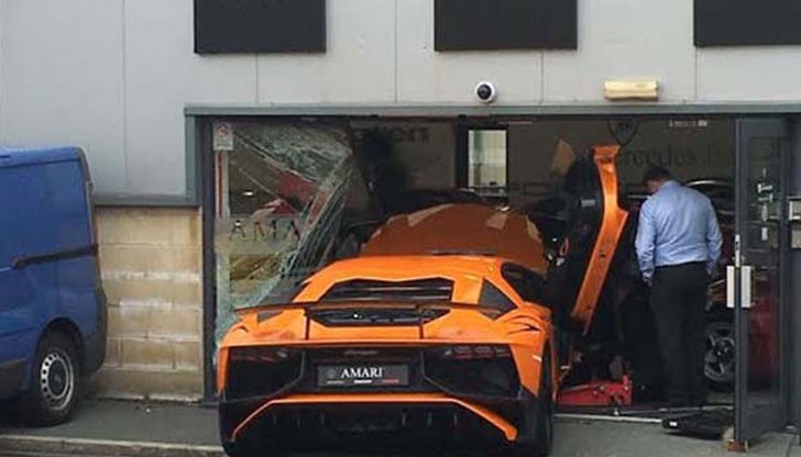 Фотограф в опит да нагласи нах-добрия кадър се озова във витрината на автокъща