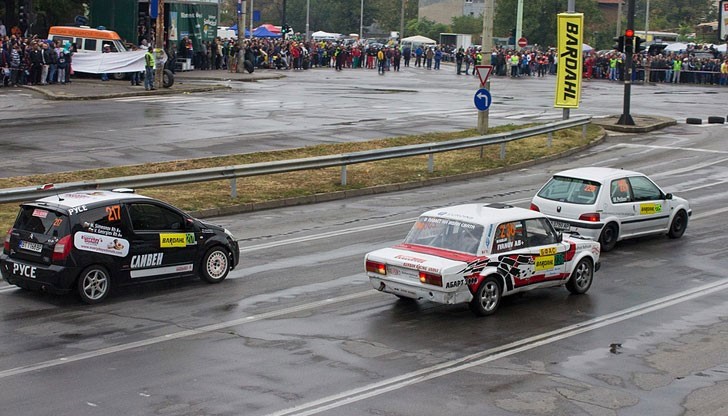 На пистата ще се появят и два от нашумелите напоследък състезателни автомобили Sin Car R1 на русенеца Росен Даскалов
