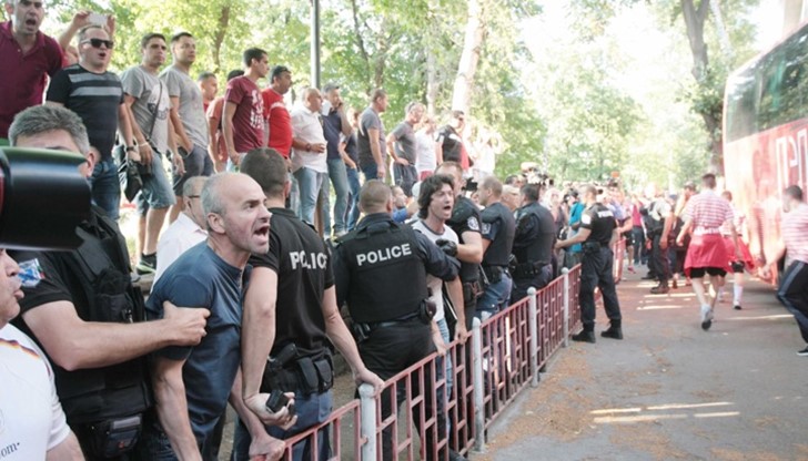 Огромното напрежение между феновете наложи тренировката на отбора да започне по-късно