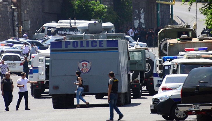 Те са взели и заложници, чийто брой не е известен