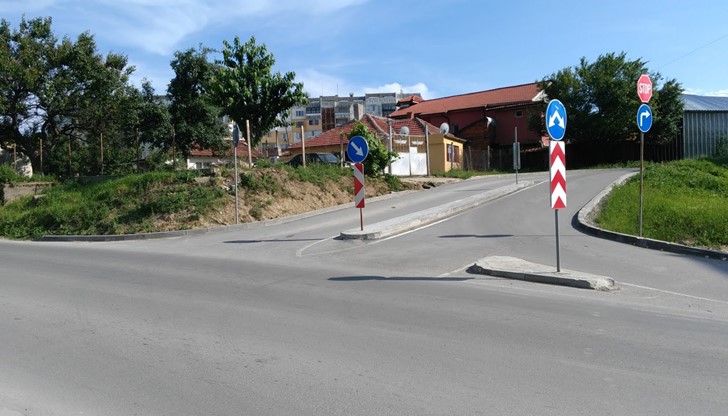 Новоизградено кръстовище на ул. Изгрев до бл. 303, срещу бл. 302, кв. Чародейка Север, гр. Русе