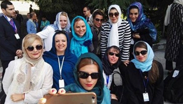 На селфито се виждат пиарките на няколко министри и акредитирани репортерки На селфито се виждат пиарките на няколко министри и акредитирани репортерки