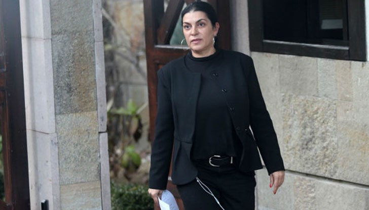 Как една партийна чиновничка си позволява да използва името на г-н Доган за да си върти личните далавери? Как една партийна чиновничка си позволява да използва името на г-н Доган за да си върти личните далавери?