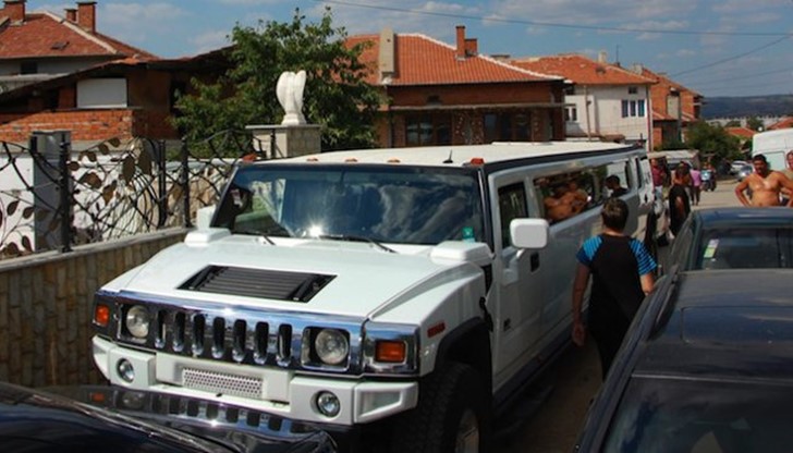 Оркестър огласяше цялата махала, десетки близки и познати танцуваха по звуците на различни кючеци