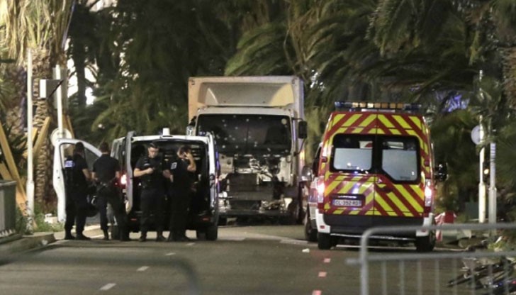 Четирима мъже и една жена са били замесени в извършването на атаката