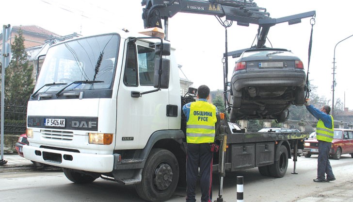 Служителите репатрирали неправилно паркиран лек автомобил "Опел" / Снимката е илюстративна