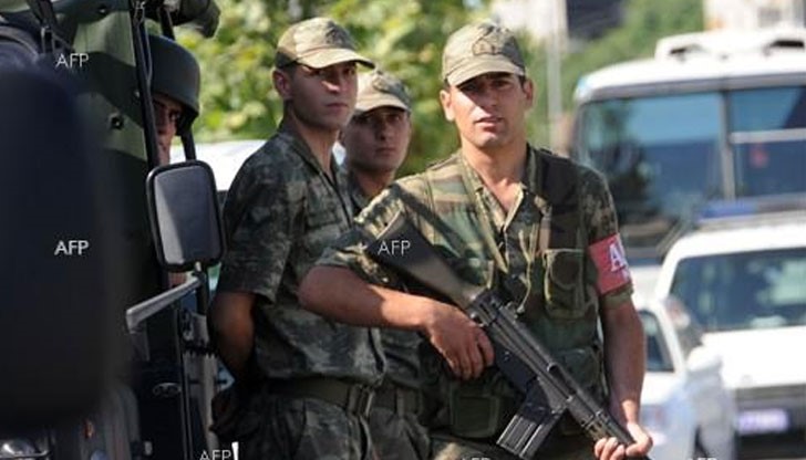 Ердоган няколко пъти призова симпатизантите си да излязат на улиците и да помогнат при потушаването на опита за преврат Ердоган няколко пъти призова симпатизантите си да излязат на улиците и да помогнат при потушаването на опита за преврат