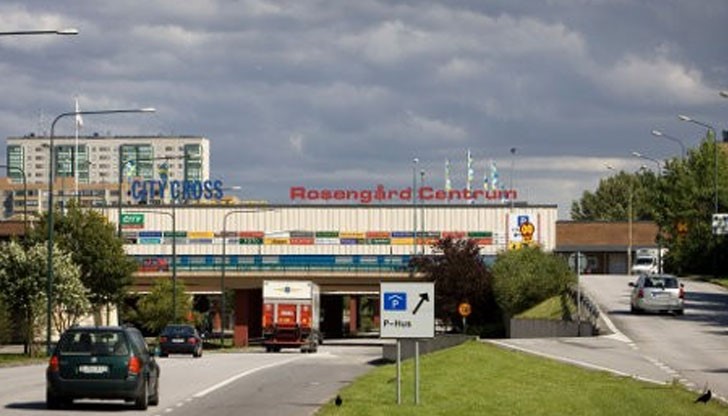 Полицията е отцепила района и първоначално не позволила на никого да напуска мястото Полицията е отцепила района и първоначално не позволила на никого да напуска мястото